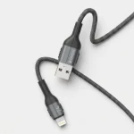 Detalle de conectores y malla del cable de carga trenzado Celebrat CB-30 USB-A a Lightning