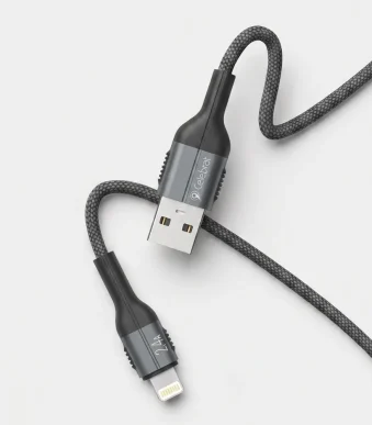 Detalle de conectores y malla del cable de carga trenzado Celebrat CB-30 USB-A a Lightning