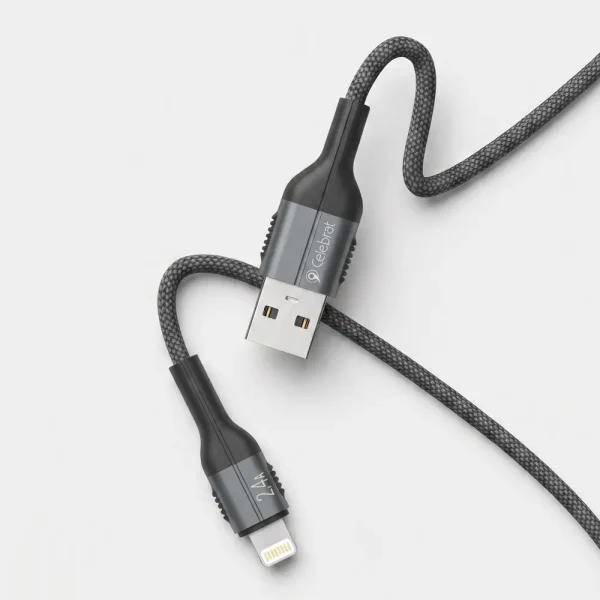 Detalle de conectores y malla del cable de carga trenzado Celebrat CB-30 USB-A a Lightning