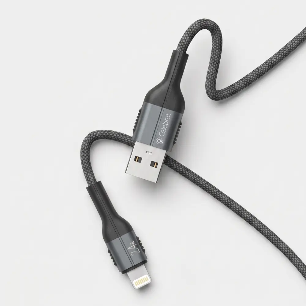 CABLE-DE-CARGA-Y-TRANSMISIÓN-DE-DATOS-CELEBRAT Detalle de conectores y malla del cable de carga trenzado Celebrat CB-30 USB-A a Lightning