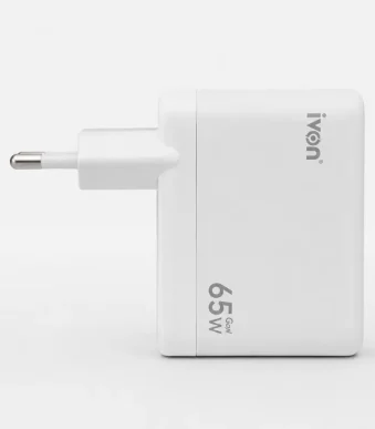 Cargador multipuerto de pared IVON de 65W con tecnología GaN en color blanco y enchufe europeo
