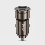 Cargador de auto dual en color gris oscuro con puertos USB-C PD y USB-A QC para conectar en la cigarrera del vehículo.