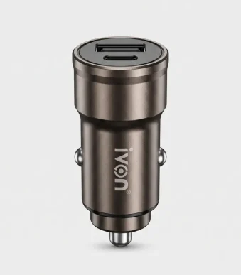 Cargador de auto dual en color gris oscuro con puertos USB-C PD y USB-A QC para conectar en la cigarrera del vehículo.