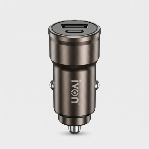 Cargador de auto dual en color gris oscuro con puertos USB-C PD y USB-A QC para conectar en la cigarrera del vehículo.