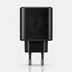 Cargador de pared Tipo-C IVON de 25W color negro mate con ícono de rayo y chip inteligente