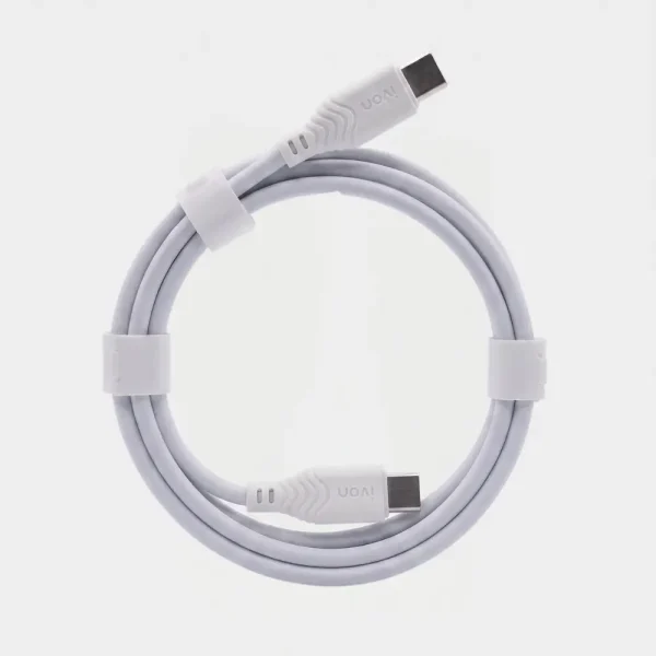 Cable de carga rápida USB-A a USB-C de 60W marca Ivon color blanco enrollado