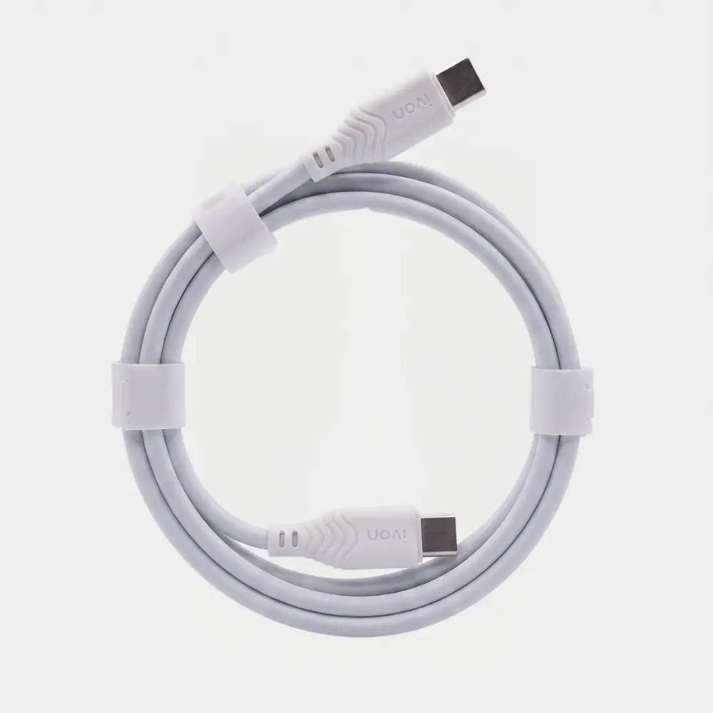 Cable de carga rápida USB-A a USB-C de 60W marca Ivon color blanco enrollado