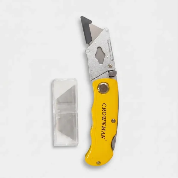 Corta cartón plegable Crownman color amarillo de 150mm junto a un estuche con 5 cuchillas de repuesto